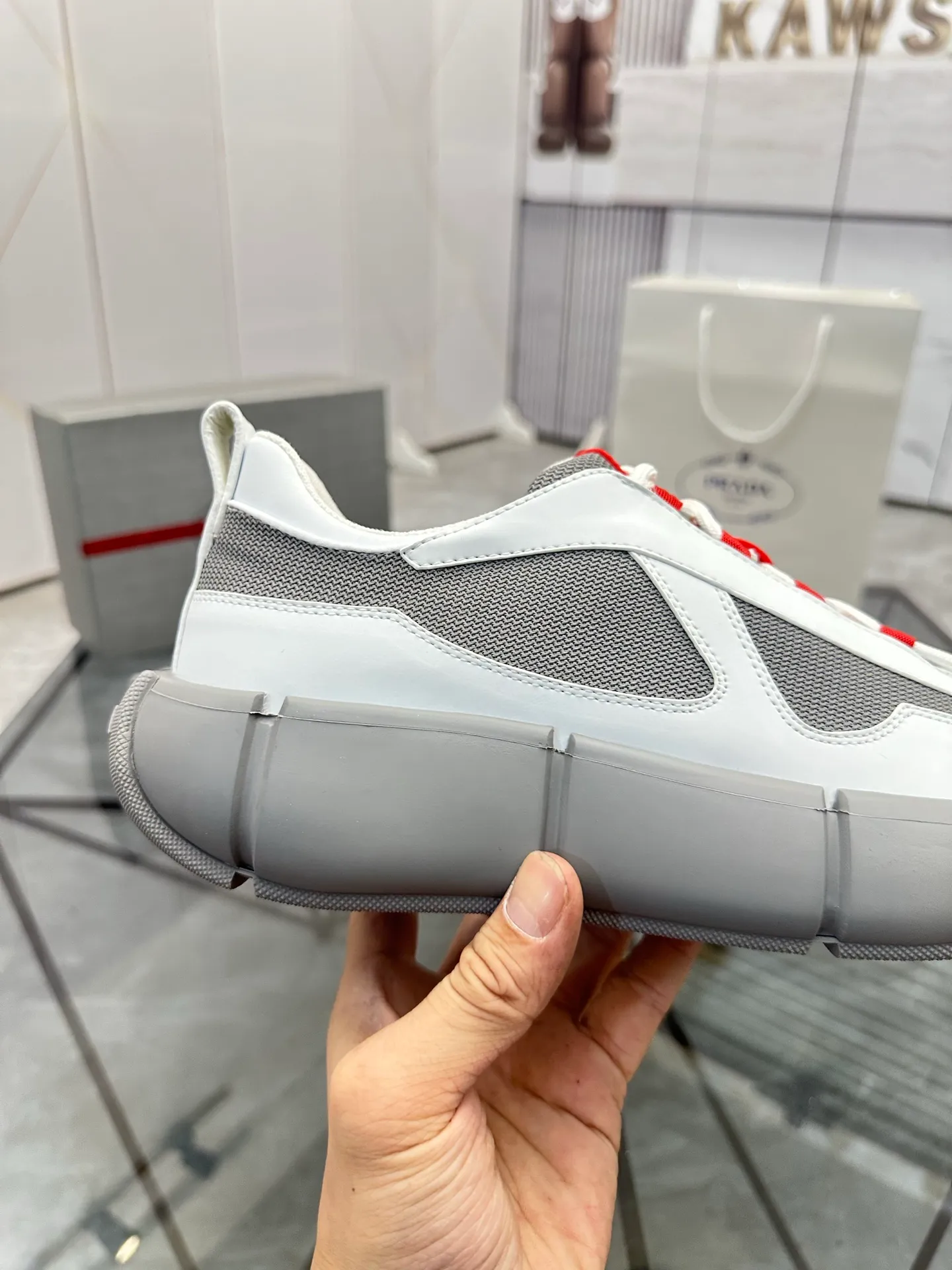 Men's shoes: 💰P540¥ High-end top quality Product trademark: Prada *"Prada*" low-top casual shoes Regular size: 38-45 (can be customized to 46) Product materials: imported first-layer cowhide leather splicing breathable mesh upper, breathable lining, cowhide foot pads, original ultra-light foam outsole. No.: 001